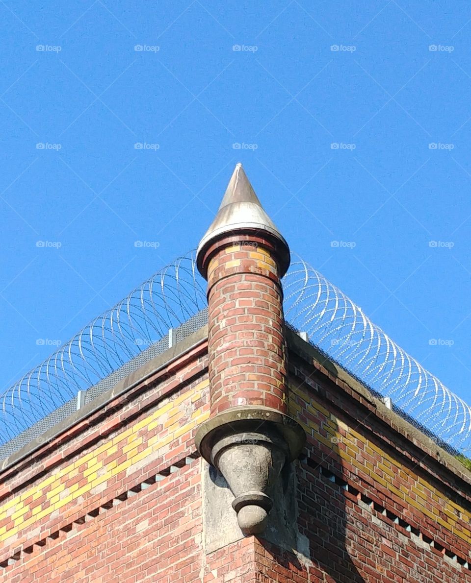 Festung Burg Gefängnis Mauer Stacheldraht eingesperrt