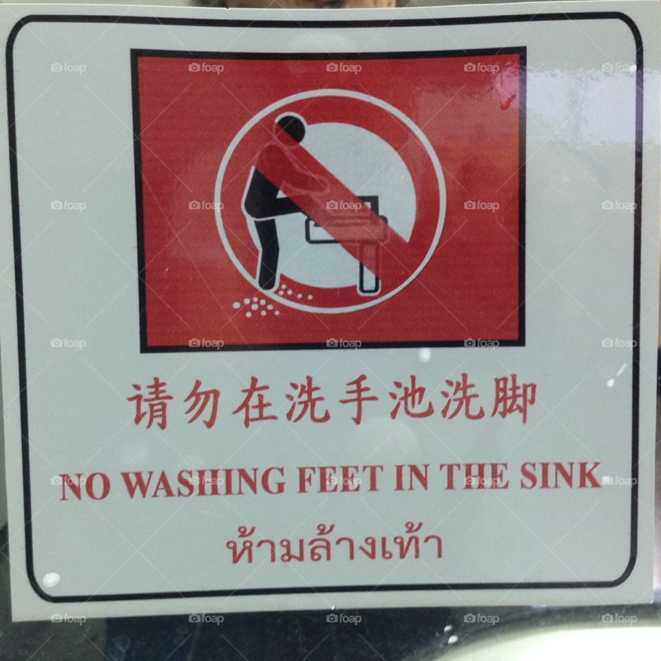 No washing feet in the sink - sign.