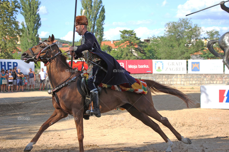 The Alkar, a rider on horseback, has to pass the racecourse lenth 160m in full gallop and try to hit the center of a small iron ring called Alka.