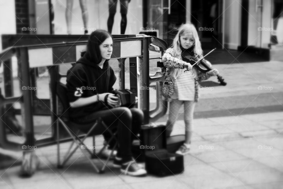 Street artists in Dublin bw