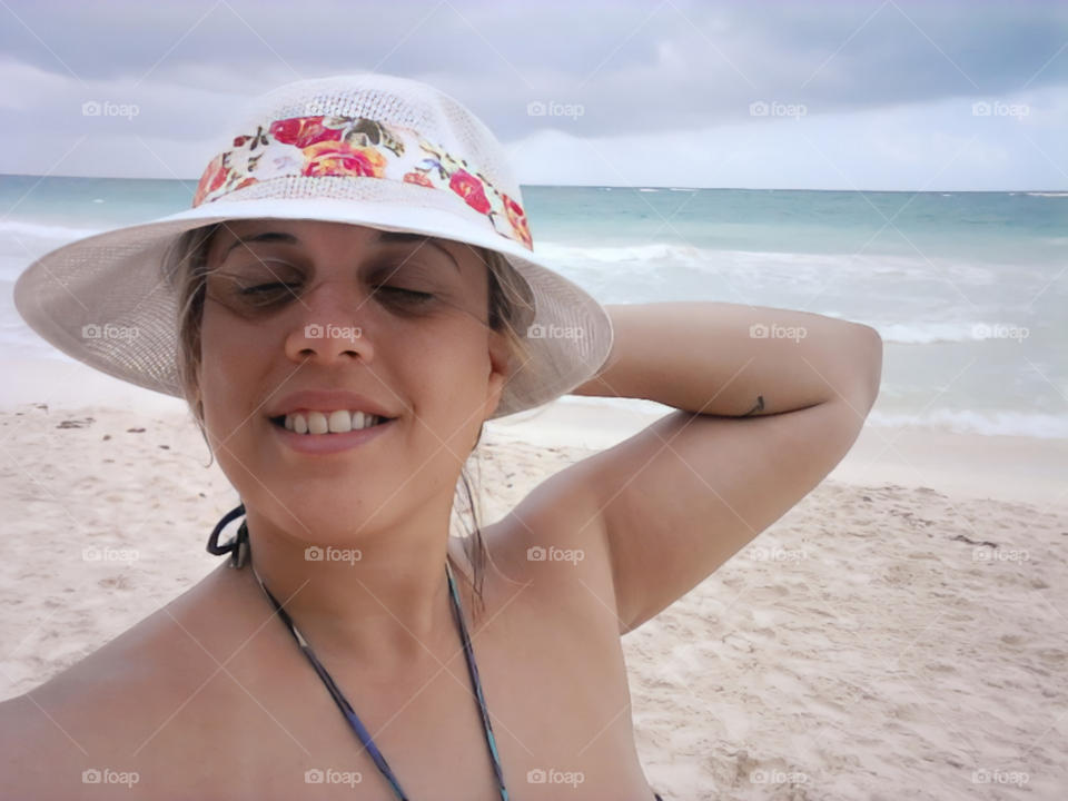 la mujer en la playa una tarde de verano