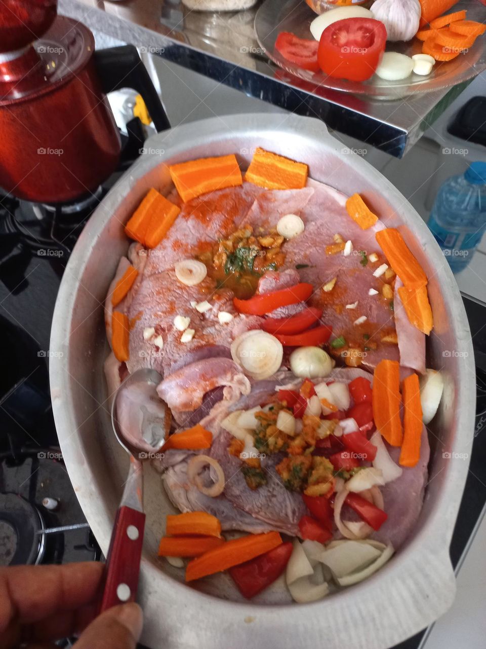 Preparando o almoço.  A culinária do Brasil é fruto de uma mistura de ingredientes europeus,   dos povos indígenas  e africanos. Muitas das técnicas de preparo  e ingredientes, são  de origem indígena, e  sofreram  adaptações ao longo do tempo