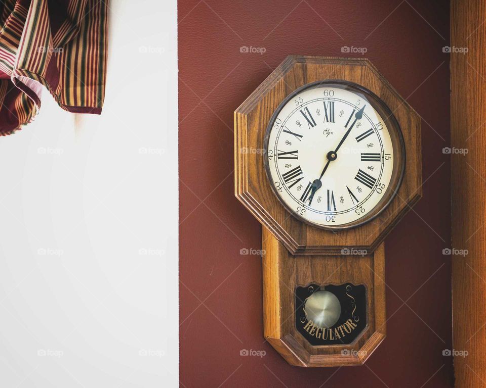 Minimal pendulum clock.