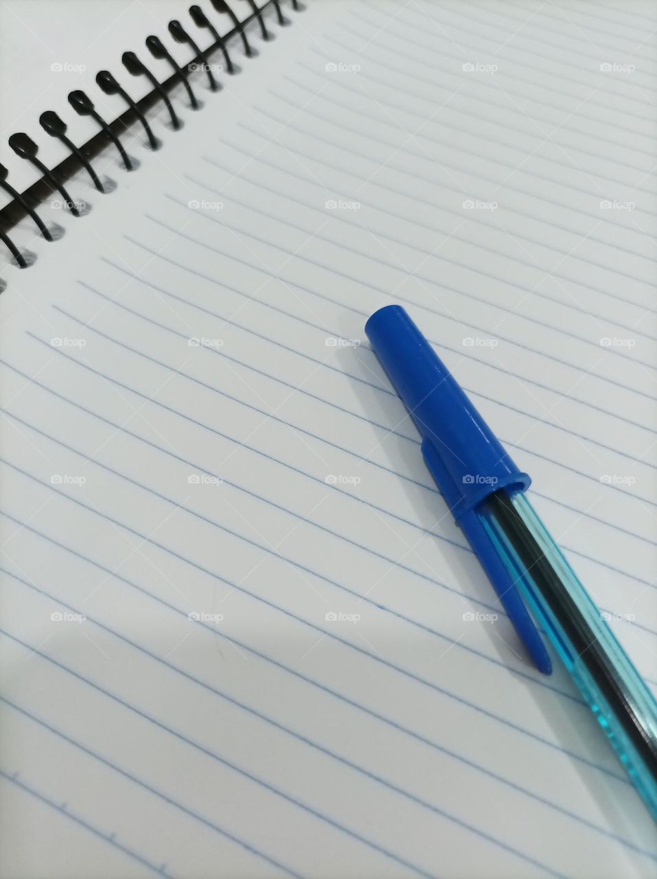 lápis em cima de uma folha de papel