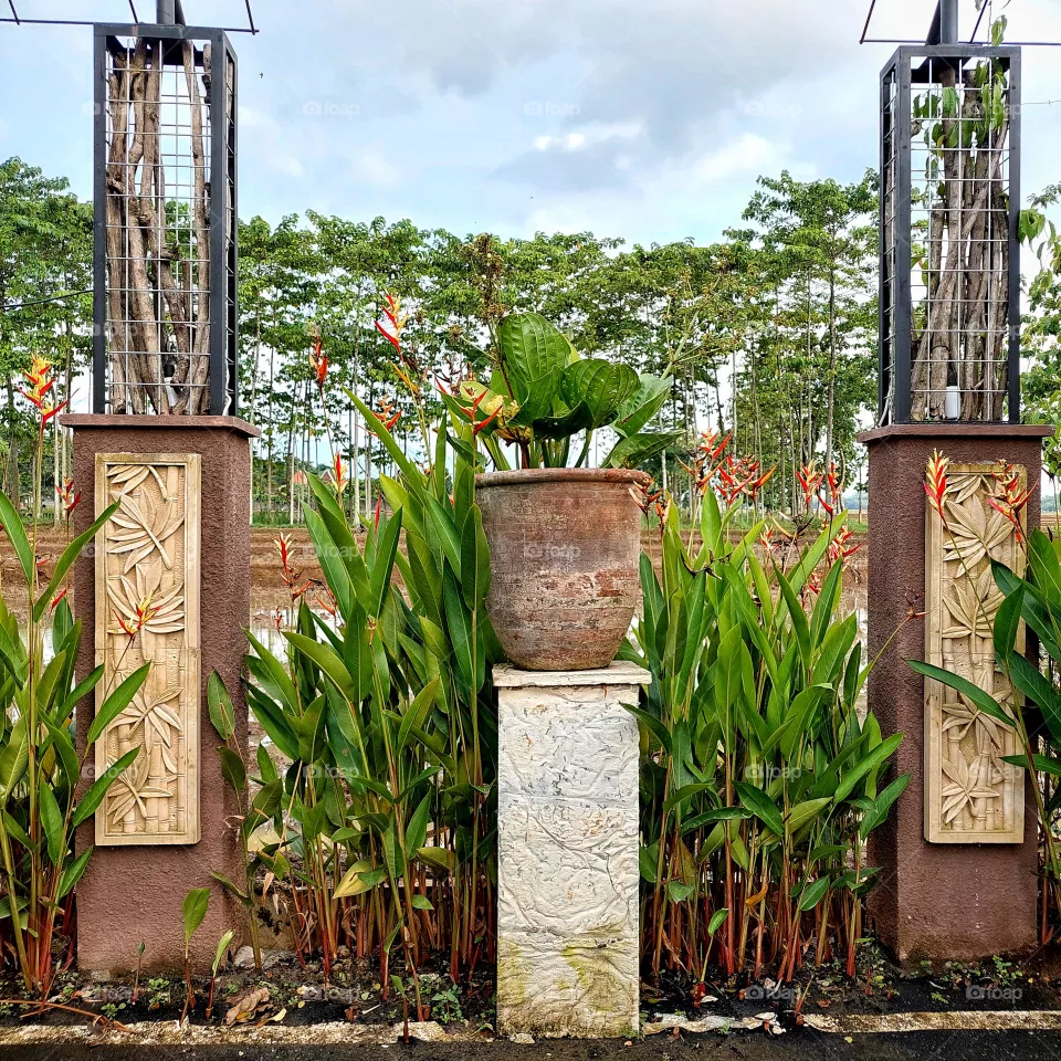 The garden decoration consists of stone carvings and pottery.