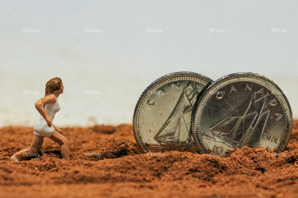 Having so much fun with macros and noticed others working with tiny figurines. I loved the idea so am coming up with my own shots. This is appropriately called; “Chasing the Money”. A little tongue in cheek.😂