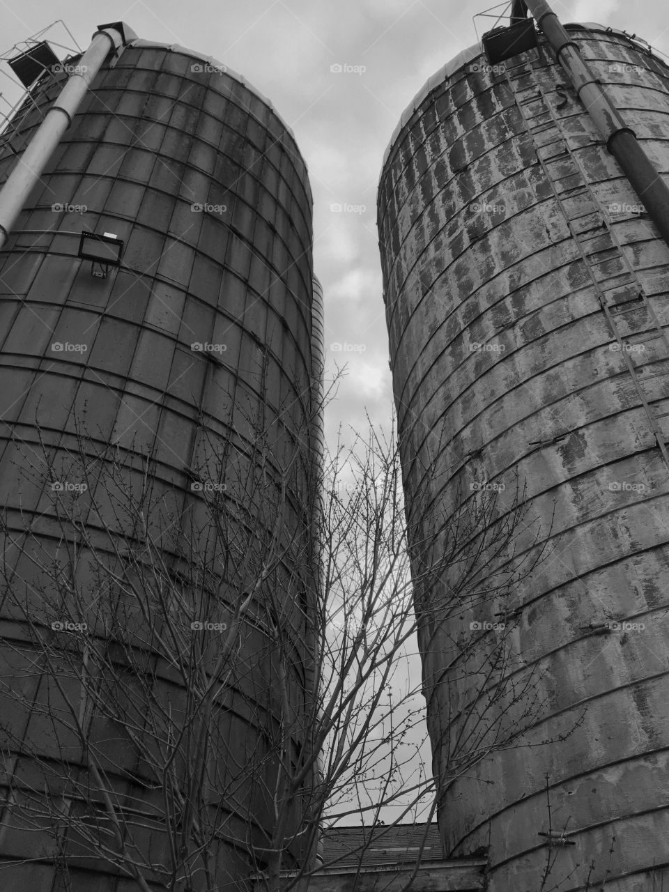 Cool twin silo.... empty & lonely 