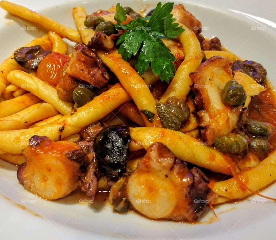 Plato de pastas con pulpo