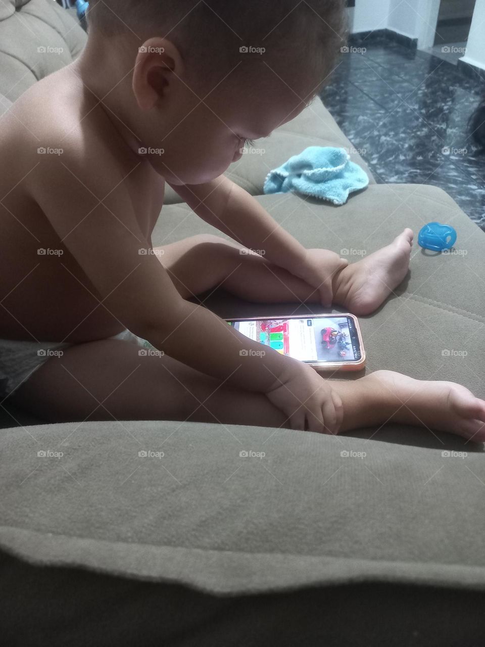 O bebê  encantado com  o encanto  tecnologia