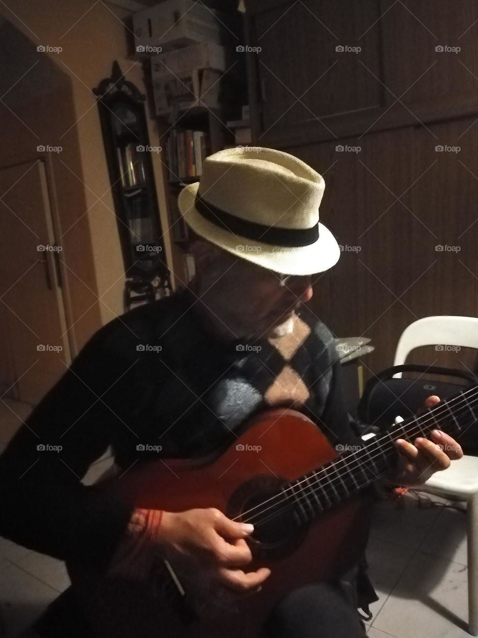 Con la chittara in mano