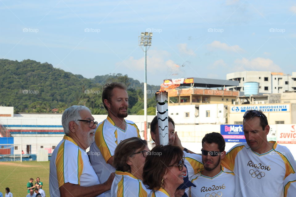 Brazilian athletes carrying olympic flame