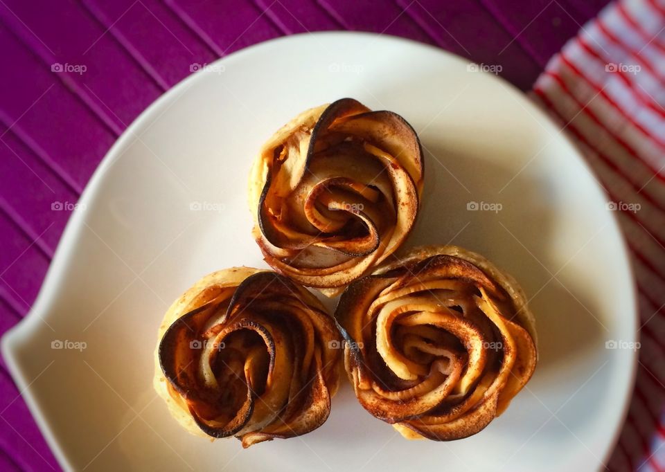 Baked apple roses