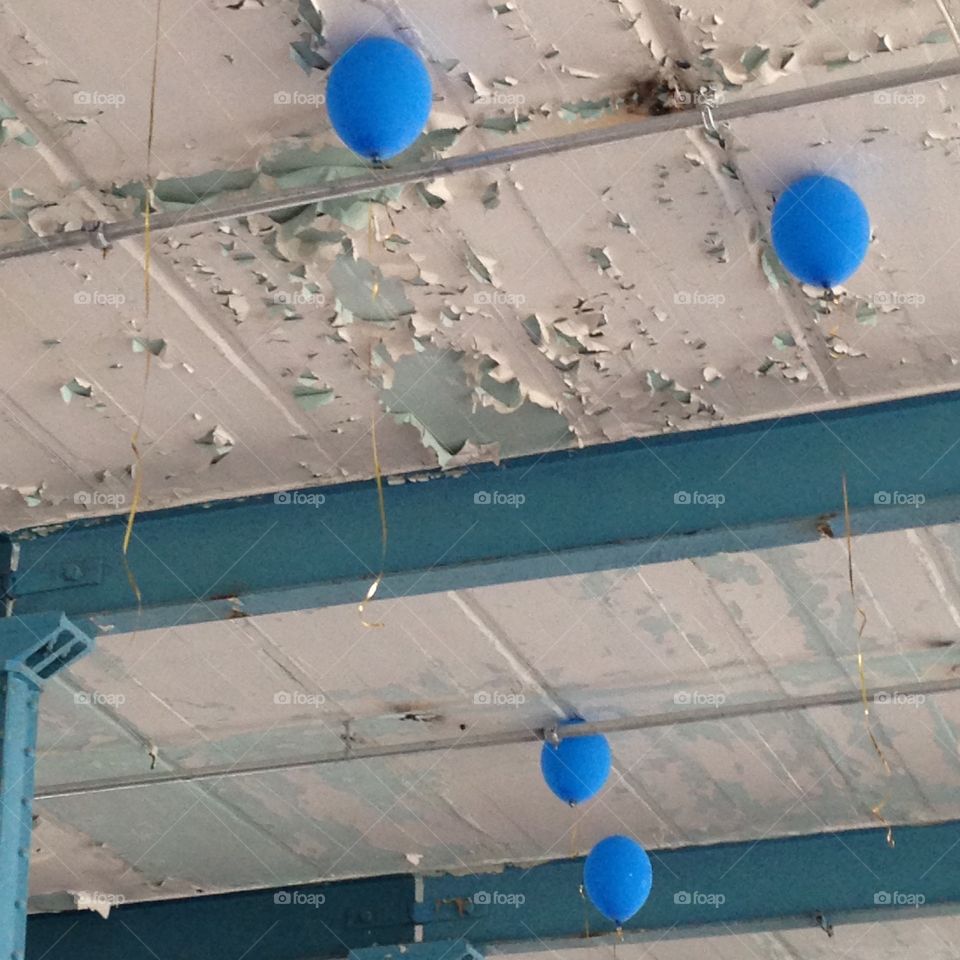 Blaue Luftballons schweben unter der Decke 