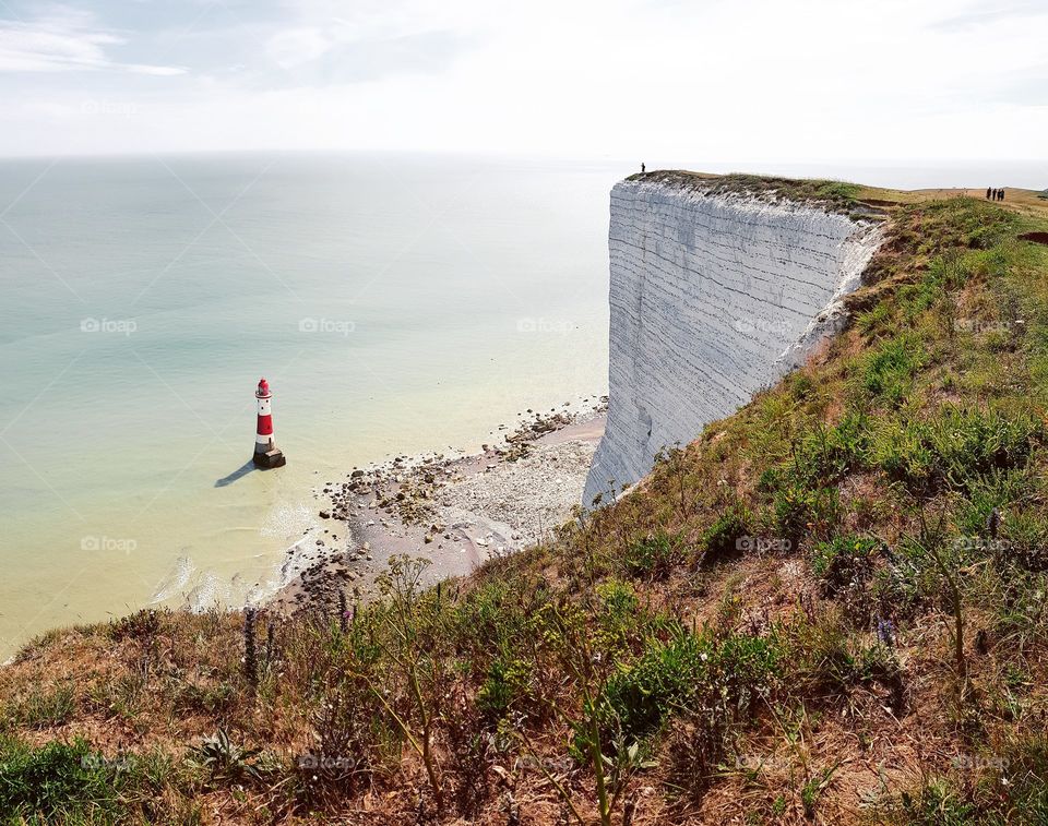 Seven Sisters Cliff Walk in Southengland with the Beachy Head Lighthouse on the left