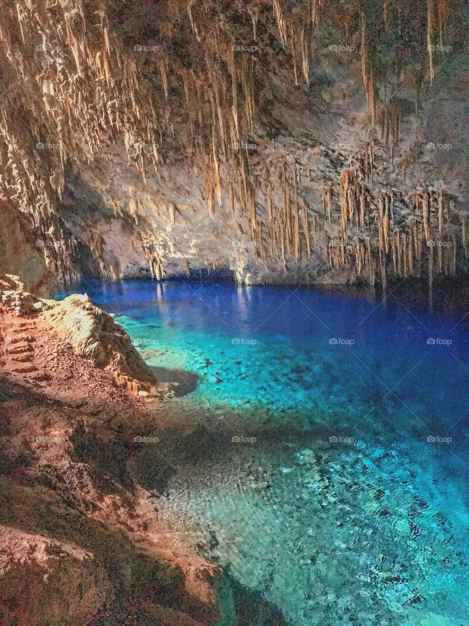 Caverna esculpida pela própria mãe natureza, essa foto foi tirada em uma pequena cidade chamada Bonito no Brasil. 
