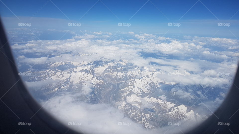 Flying over the Alps of Italy , view from an airplane - flyger över italienska alperna 