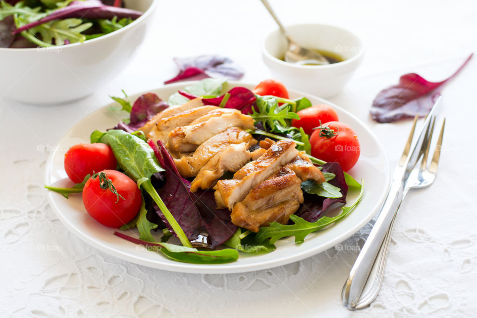 Grilled chicken with vegetables and salad mix