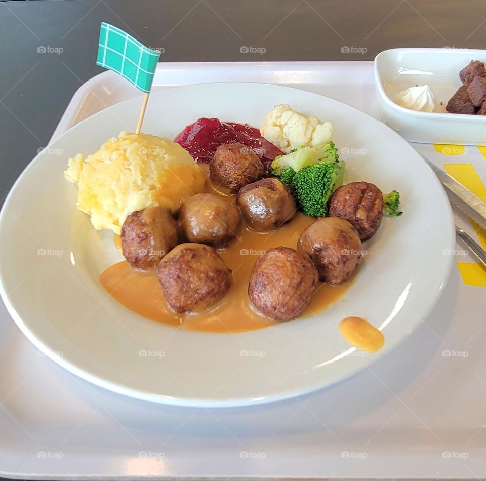 ikea restaurant's vegetarian meatballs are served with broccoli, jam and mashed potatoes.