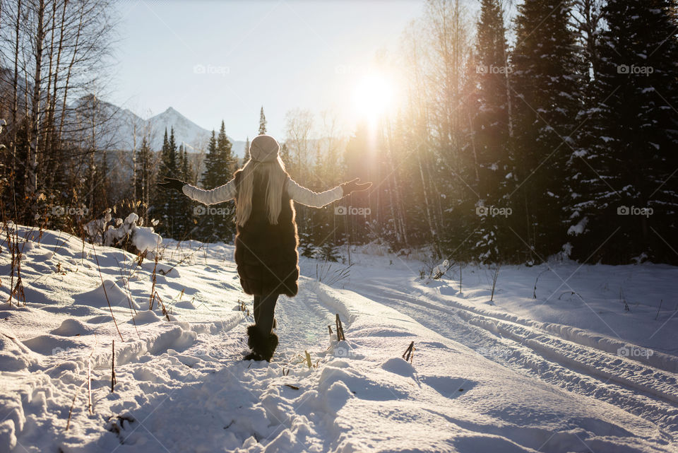 girl meets the sun in the mountains