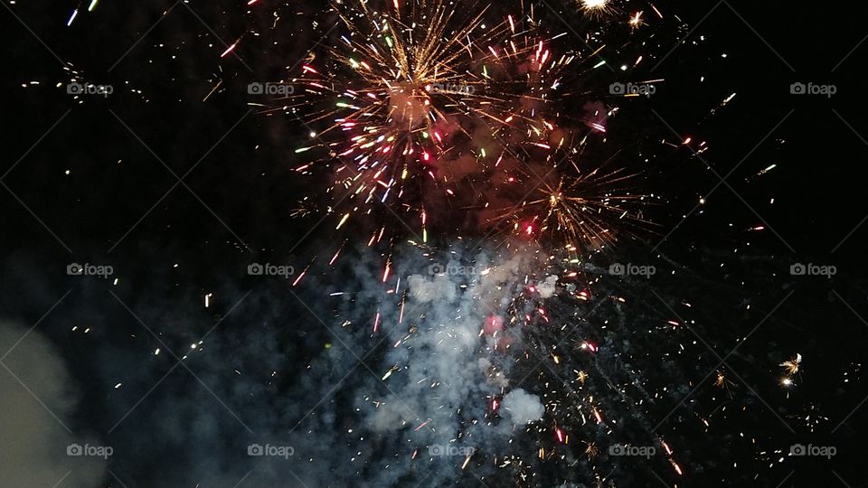 Show piromusical, pirotécnico. Queima de fogos, luzes, céu, noite.