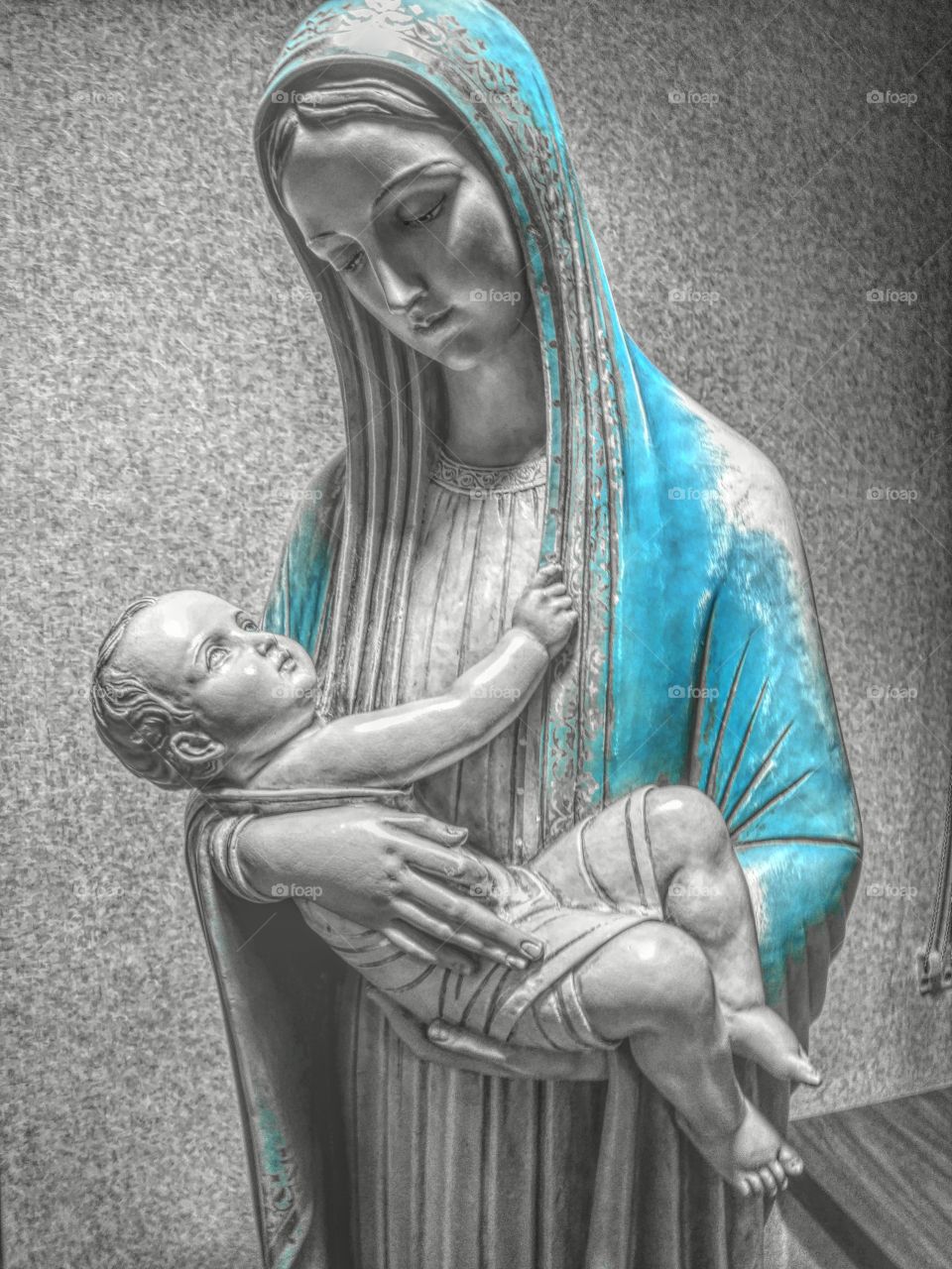 mother and baby statue