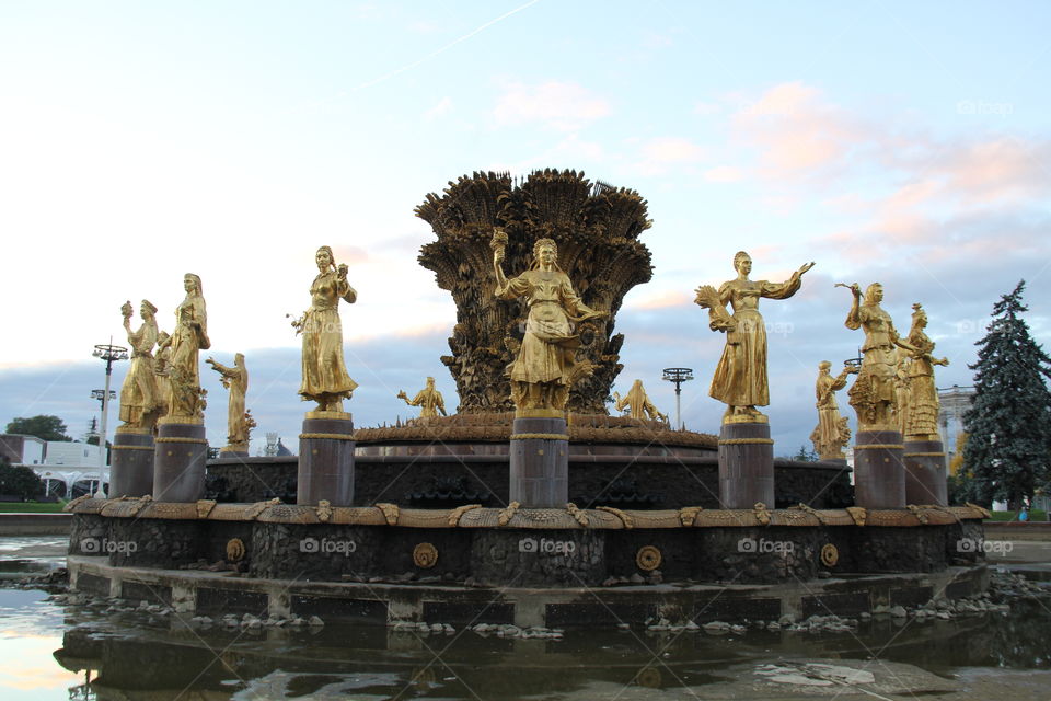 13 женских фигур на фонтане