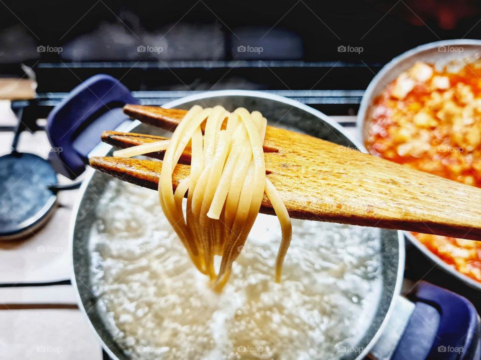 preparation of linguine with tomato sauce