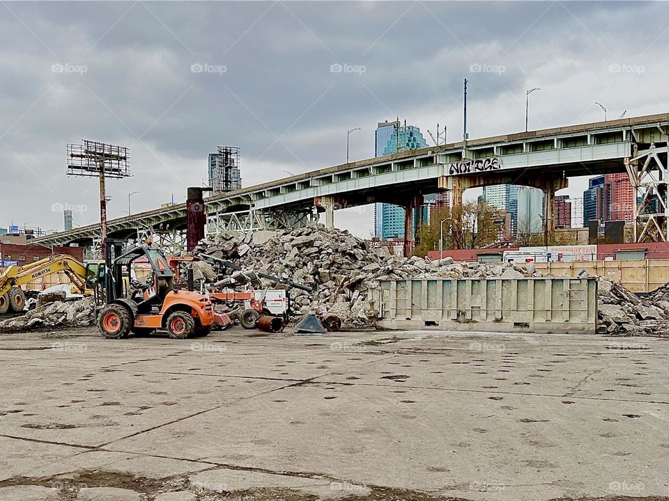 This construction site is near the intersection of „Review Avenue“ and „Borden Avenue“ by „Dutch Kills“. The ascending curve of the „Brooklyn Queens Expressway“ overpass can also be seen from here. 2023. Hypnotic Productions