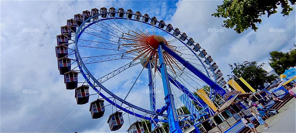 The “Gäubodenvolksfest” is a people’s festival that comes to “Straubing” in “Lower Bavaria” every year in late August. It features carnival rides, beer tents with music and the “Ostbayernschau”, a well known trade show. 2024. Hypnotic Productions