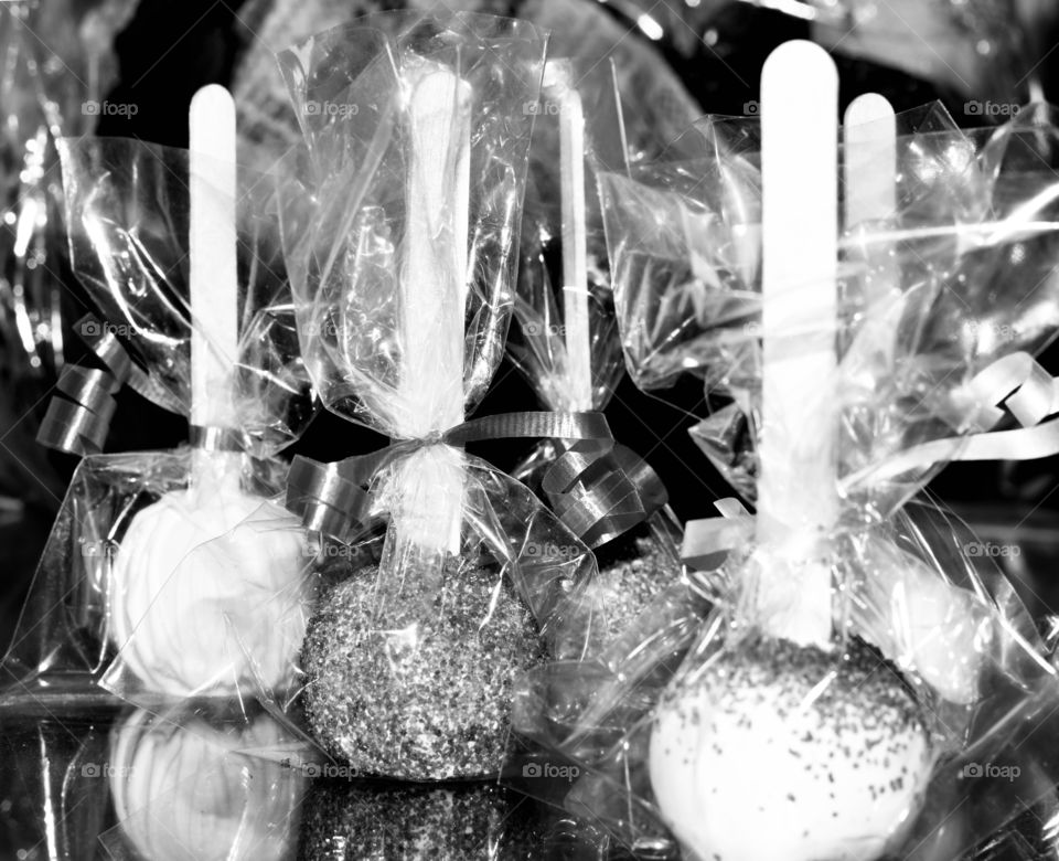 Sparkling Cake Pop (Black and White)
