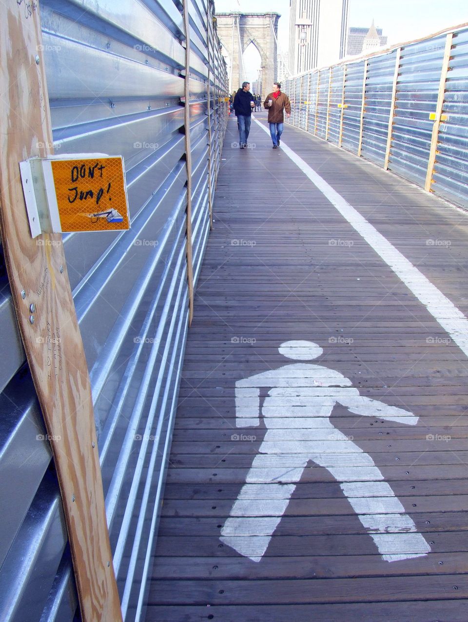 Don't jump!. Brooklyn bridge 