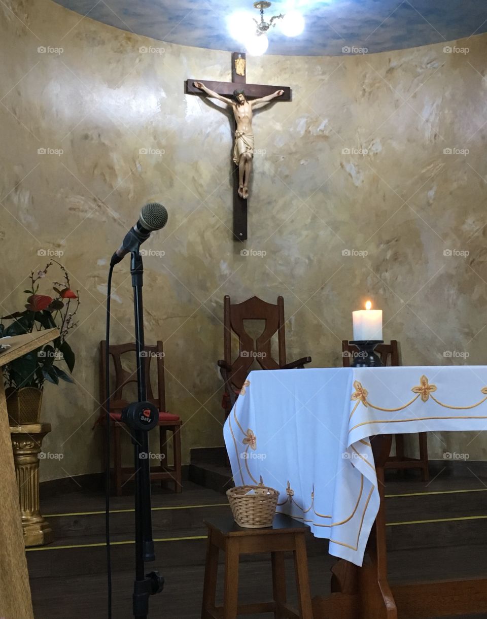 O altar da Capela São Paulo preparado para a Santa Missa. Aqui, rezaremos e louvaremos a Deus com muita fé!