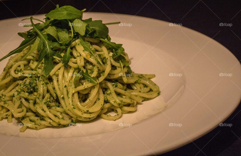 Spaghetti with homemade arugula and lemon pesto 