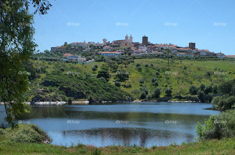 Avis, a small town in vast Alentejo region, built on a 201m. high hill. According to the legend, the castle on the hilm top was built in secrecy in the 13th century during the night, and whenever the sun’s rays would rise in the morning, the walls we