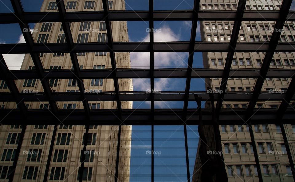 Blue sky between buildings downtown. / Céu azul entre prédios no centro da cidade.