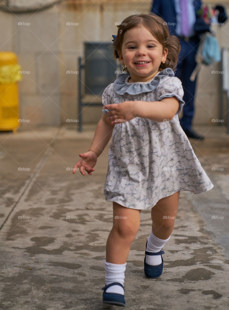 Un saludo efusivo corriendo con una sonrisa