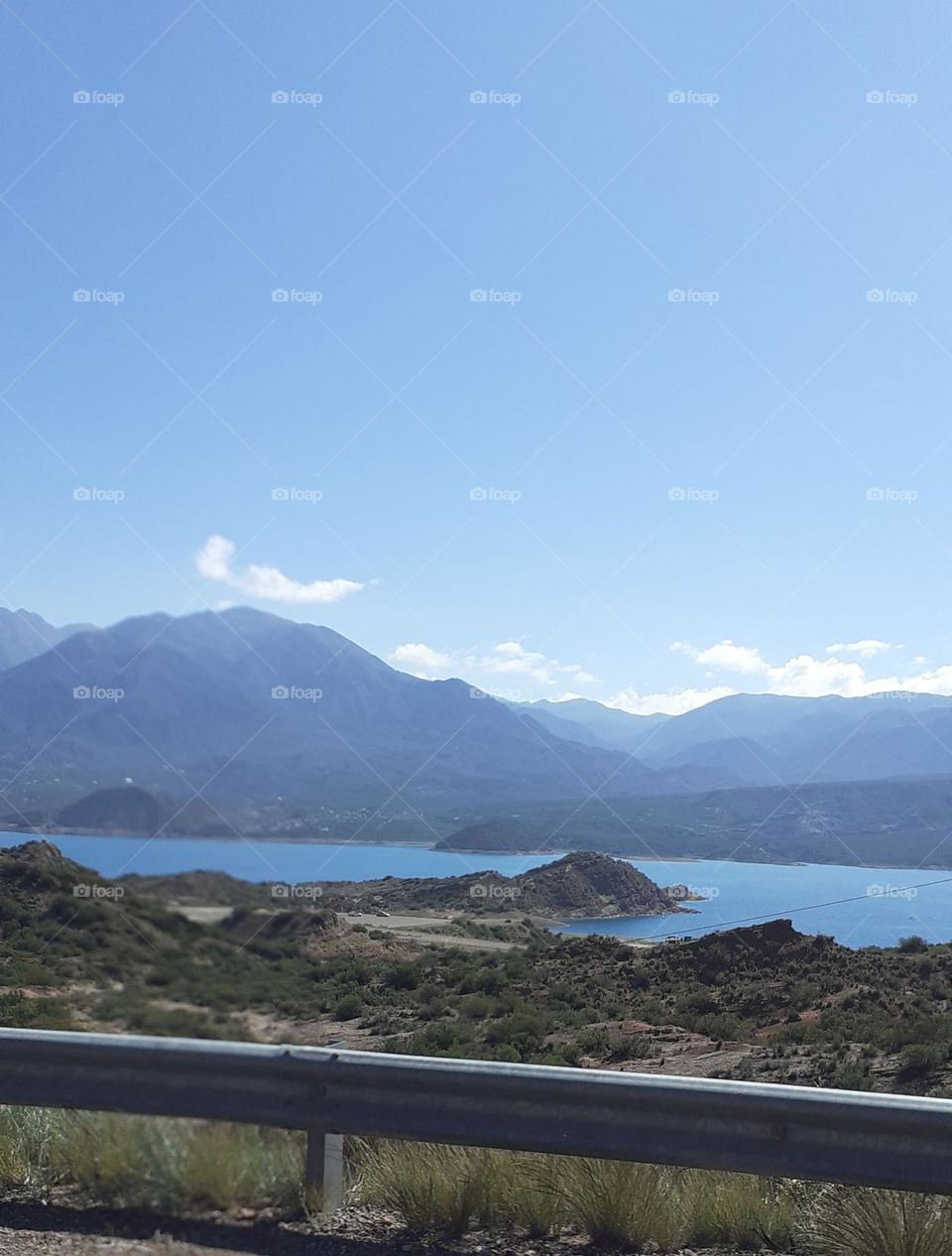 vista embalse entre montañas