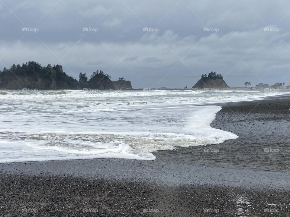 Waves on the ocean shore