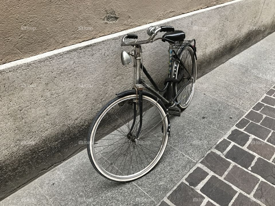 Lone bicycle in Italy