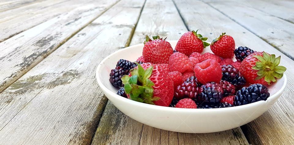 Fresh raspberry and strawberry in bowl