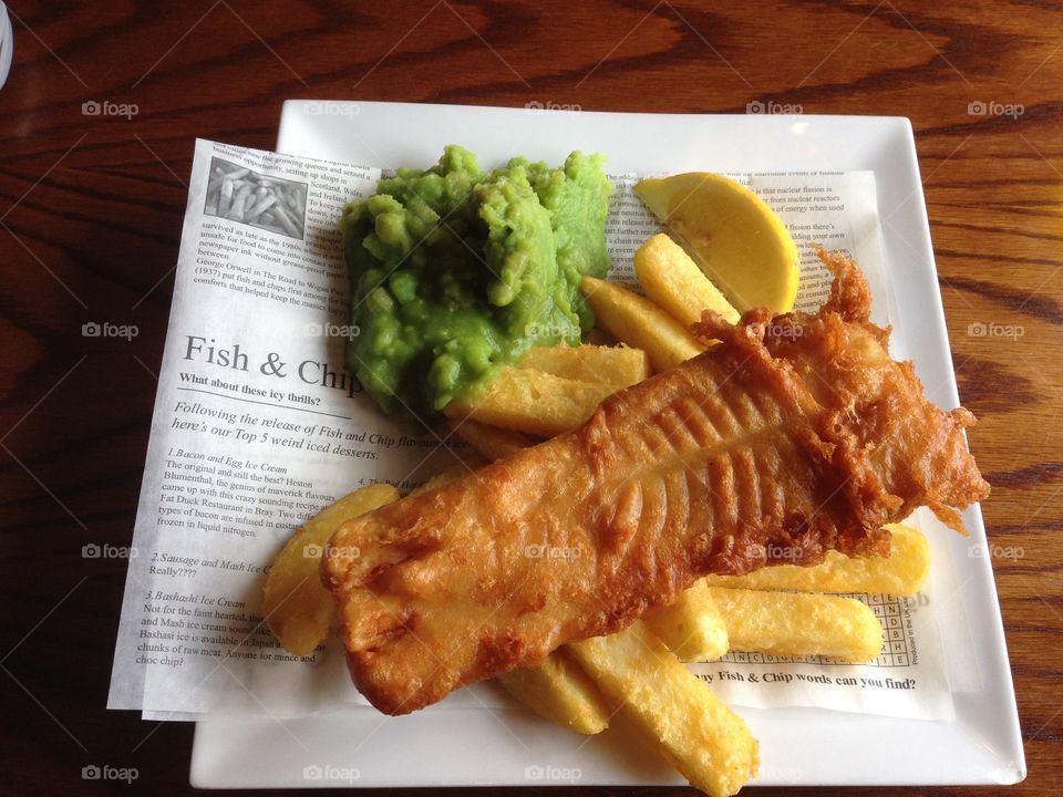 Traditional fish, chips & mushy peas 