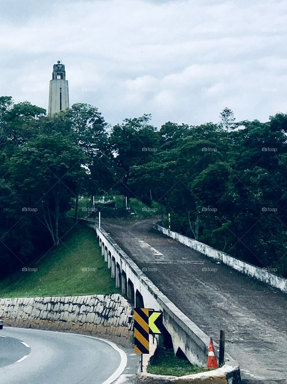 No meio da BR-116 (Rod Presidente Dutra), em seu trecho de serra, um museu abandonado a mais de 40 anos. 