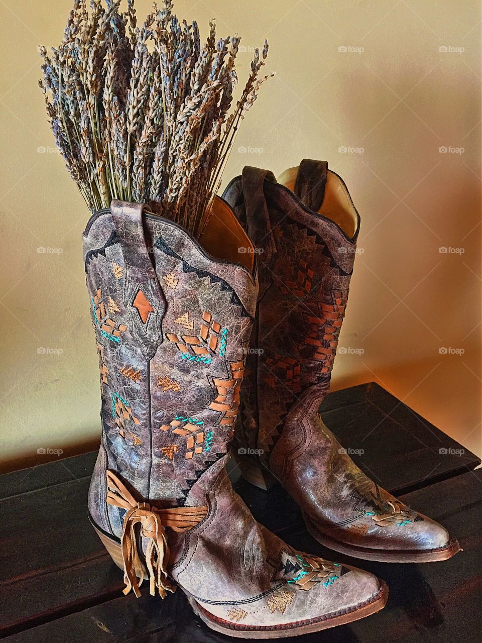 Rustic Cowboy boots flower display ai Pioneer Woman’s ranch in Oklahoma. 