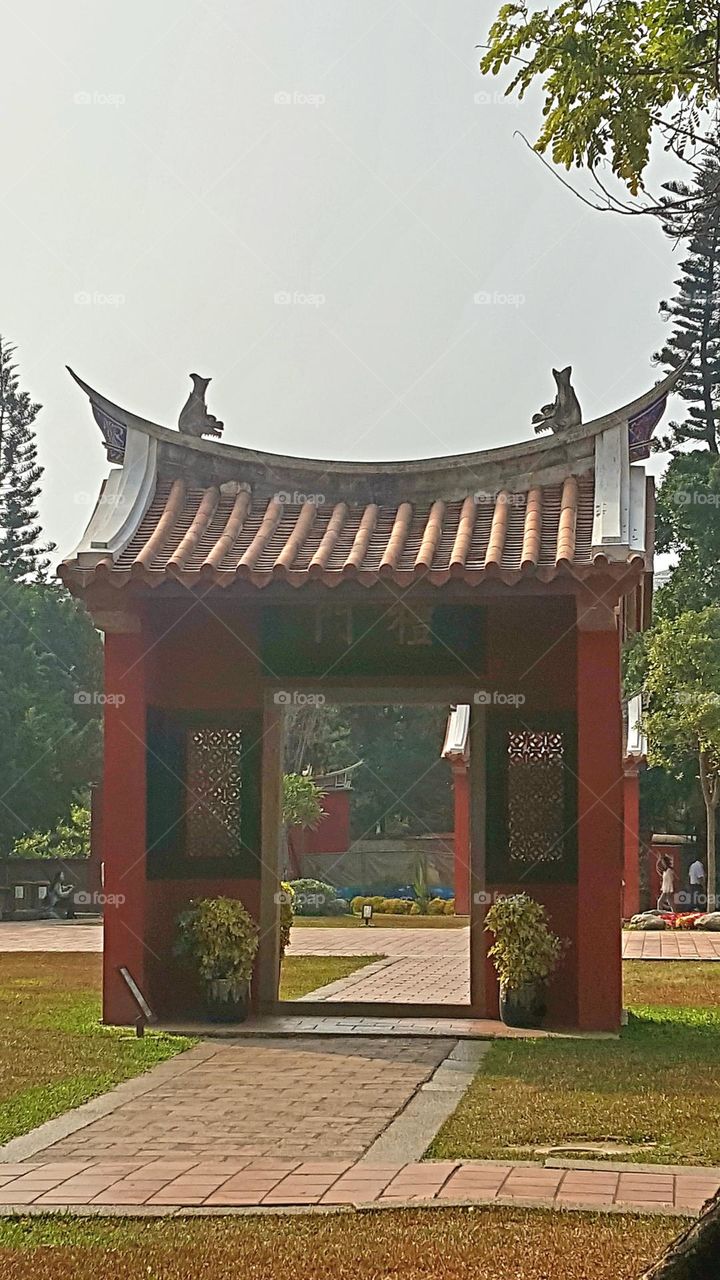 The “Premier Academy of Taiwan” (全台首學) has more than three hundred years of history as a Confucian temple, and it would be safe to say that this place is the heart of Tainan as an ancient capital of culture.
red architecture