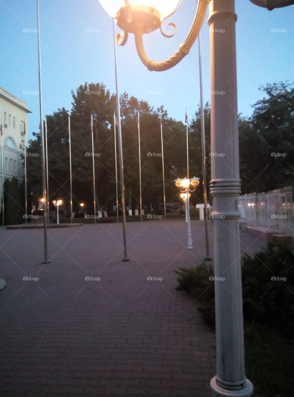 флагштоки фонари вечер