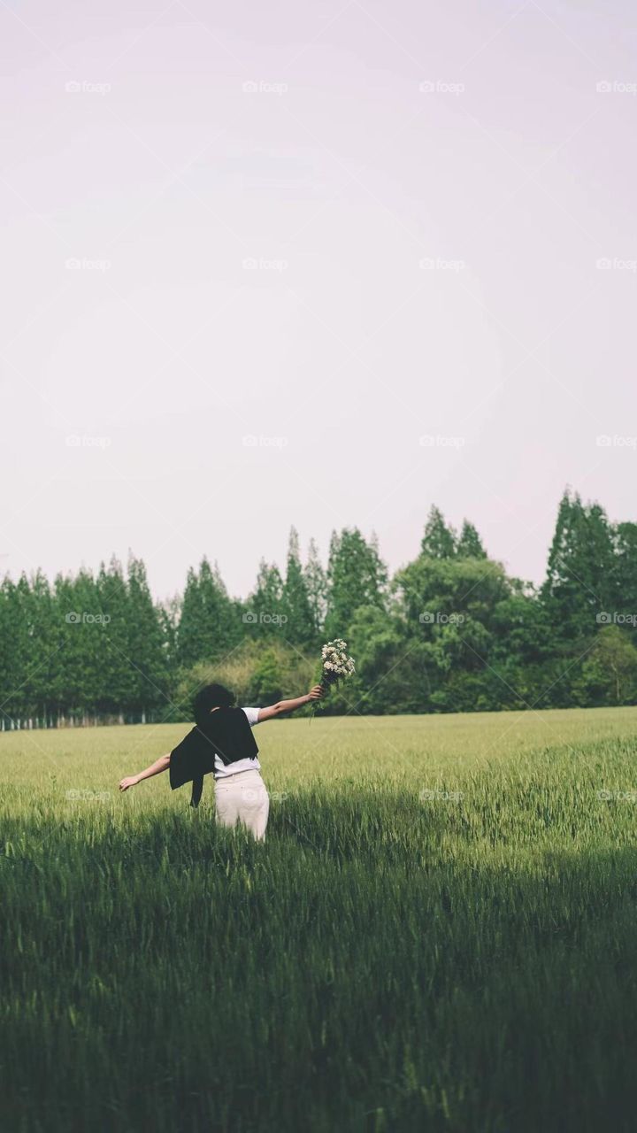 The wind at your fingertips and the wheat fields you've been to 🍃