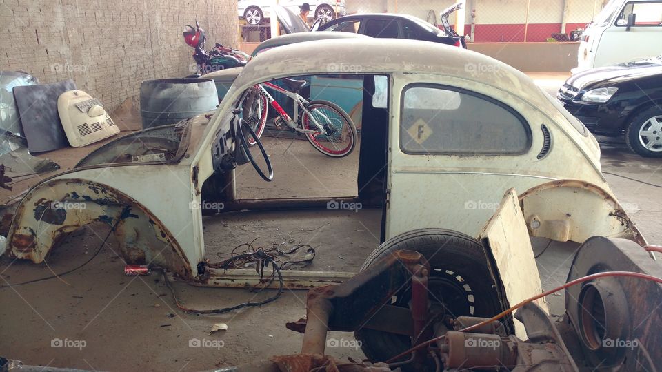 Fuscas velhos em oficina.