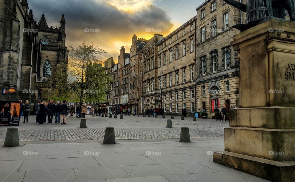 Evening atmosphere at the Royal Mile in the center of the historic city of Edinburgh