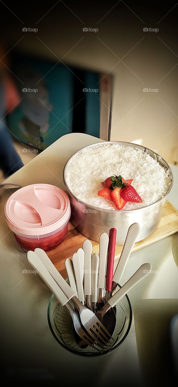 bolo gelado com calda de morango 🍓 , combinado a sobremesa num dia de sol muito quente .