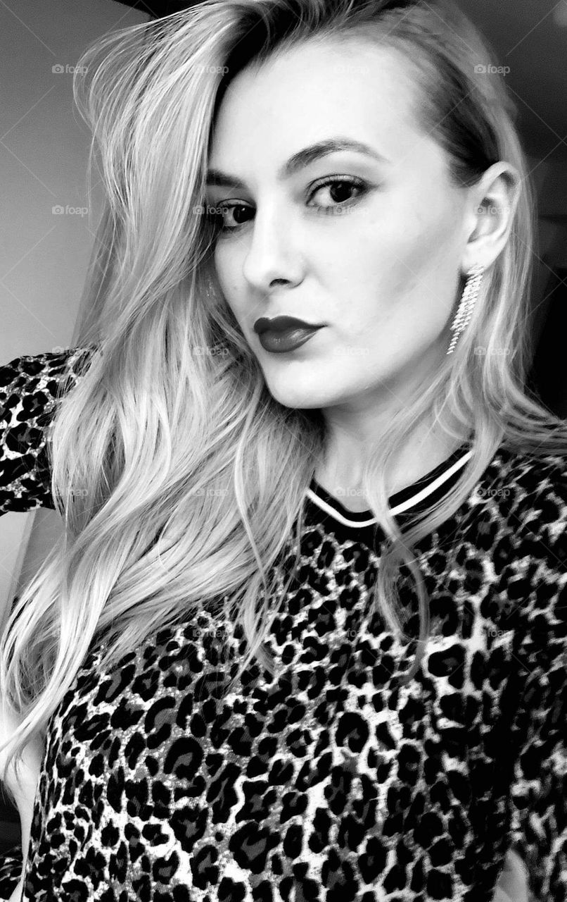 Me in black 🖤 and white 🤍